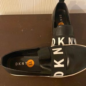 BLACK DKNY WOMENS SLIP ON SIZES 11